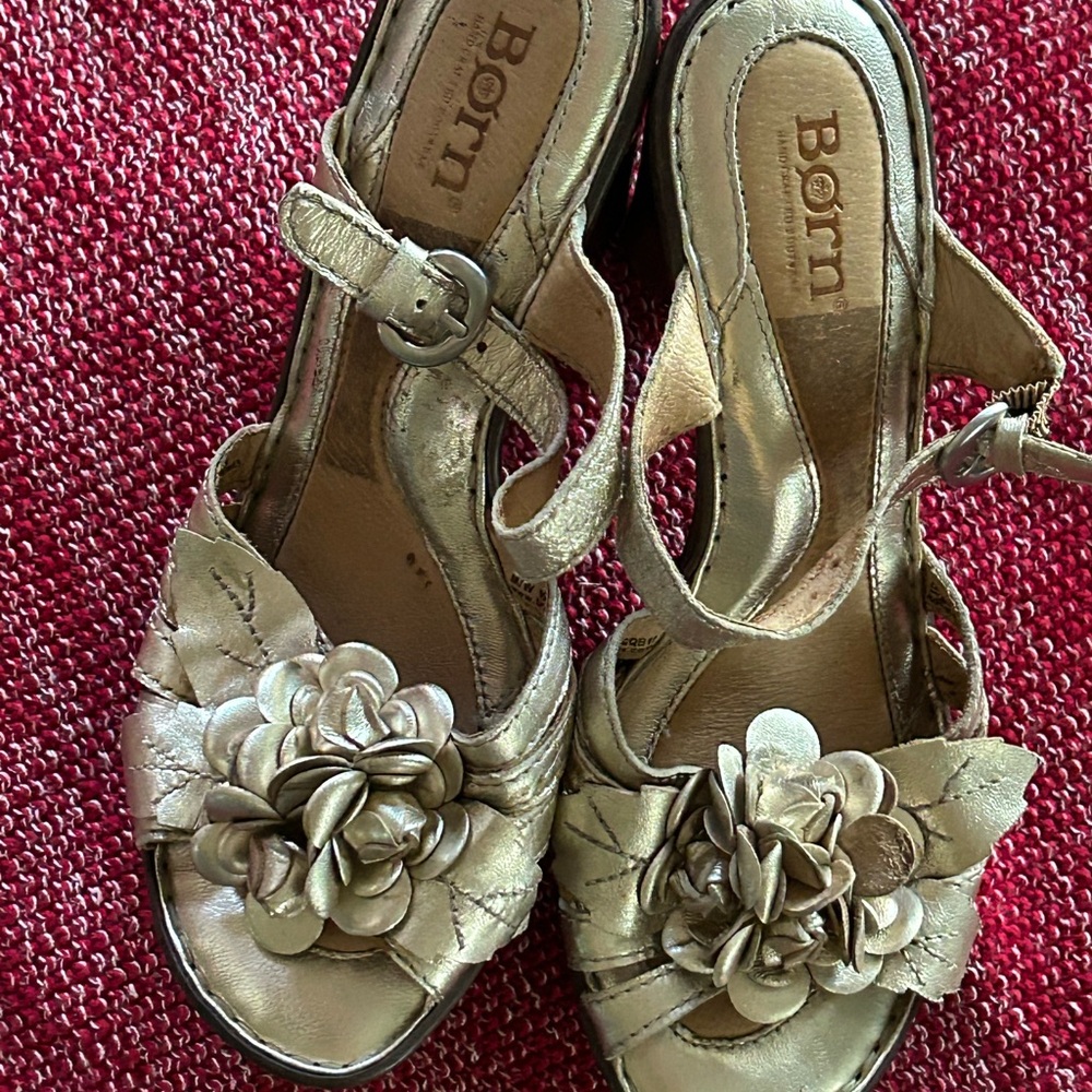 Born Gold Floral Women's Sandals Size 7 NWOT